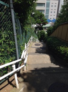 この坂を上がり通学します。